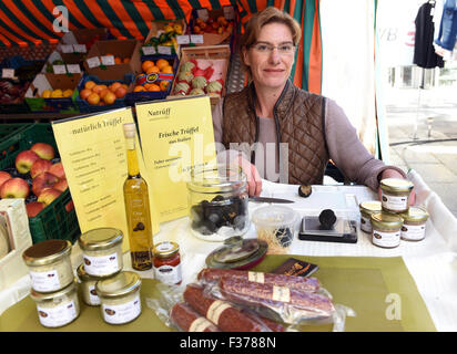 Exklusiv: Trüffel Experte Sabine Hoernicke posiert mit Trüffel und Trüffelprodukte auf einem Markt in Rodenkirchen (Nordrhein-Westfalen). Sabine Hoernicke gibt die Trüffel Hund Trainingsseminar "Trüffel suchen mit Hunden". Ziel des Seminars ist für die Hundebesitzer zu finden die Bereiche wo die Trüffel wachsen in jeder Umgebung. Der Hund lernt, den Duft von Trüffeln zu erkennen, um die genaue Lage der Reife Trüffel zu lokalisieren. Foto: Horst Ossinger/dpa Stockfoto