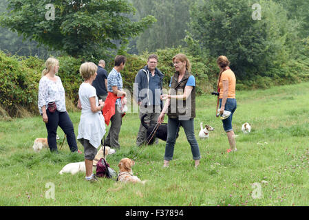 Exklusiv: Trüffel Experte Sabine Hoernicke posiert mit Teilnehmern des Seminars Trüffel suchen und ihre Hunde in einem Wald in Bonn (Nordrhein-Westfalen), Deutschland. Sabine Hoernicke gibt die Trüffel Hund Trainingsseminar "Trüffel suchen mit Hunden". Ziel des Seminars ist für die Hundebesitzer zu finden die Bereiche wo die Trüffel wachsen in jeder Umgebung. Der Hund lernt, den Duft von Trüffeln zu erkennen, um die genaue Lage der Reife Trüffel zu lokalisieren. Foto: Horst Ossinger/dpa Stockfoto