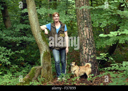 Exklusiv: Trüffel Experte Sabine Hoernicke posiert mit ihrem Hund "Jule" (eine Mischung aus Pekinese und Border Terrier) in einem Wald in Bonn (Nordrhein-Westfalen), Deutschland. Sabine Hoernicke gibt die Trüffel Hund Trainingsseminar "Trüffel suchen mit Hunden". Ziel des Seminars ist für die Hundebesitzer zu finden die Bereiche wo die Trüffel wachsen in jeder Umgebung. Der Hund lernt, den Duft von Trüffeln zu erkennen, um die genaue Lage der Reife Trüffel zu lokalisieren. Foto: Horst Ossinger/dpa Stockfoto