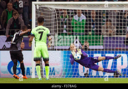 Mönchengladbach, Deutschland. 30. Sep, 2015. Manchesters Torwart Joe Hart (R) speichert eine Strafe aus Mönchengladbachs Raffael (L), mit Manchesters Raheem Sterling suchen auf, während das Champions League-Gruppe D-Fußballspiel zwischen Borussia Moenchengladbach und Manchester City im Borussia-Park in Mönchengladbach, 30. September 2015. Foto: ROLF VENNENBERND/Dpa/Alamy Live News Stockfoto