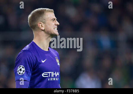 Mönchengladbach, Deutschland. 30. Sep, 2015. Manchesters Torwart Joe Hart reagiert während der Champions League Gruppe D-Fußballspiel zwischen Borussia Moenchengladbach und Manchester City im Borussia-Park in Mönchengladbach, 30. September 2015. Foto: Marius Becker/Dpa/Alamy Live News Stockfoto