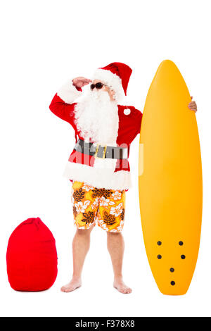 Glücklich Weihnachtsmann stehend mit Surfbrett Stockfoto