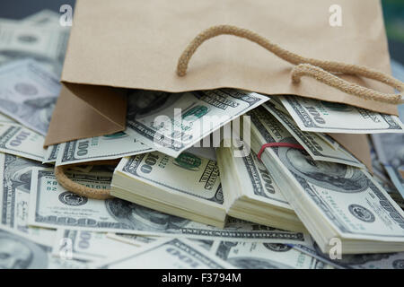 eine Menge Geld aus einer Papiertüte Stockfoto