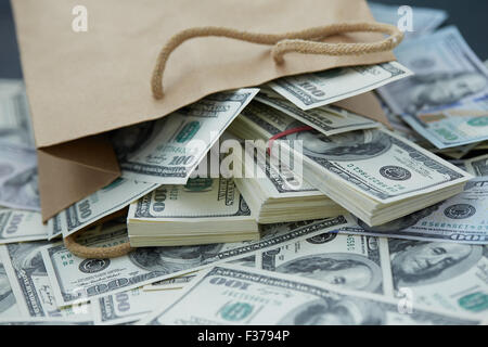 eine Menge Geld aus einer Papiertüte Stockfoto