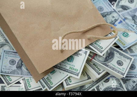eine Menge Geld aus einer Papiertüte Stockfoto