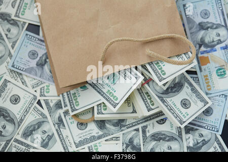 eine Menge Geld aus einer Papiertüte Stockfoto
