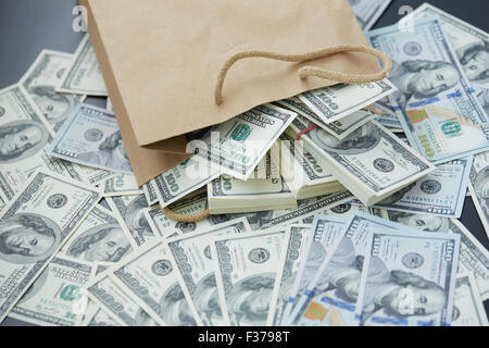 eine Menge Geld aus einer Papiertüte Stockfoto