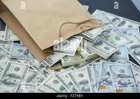 eine Menge Geld aus einer Papiertüte Stockfoto