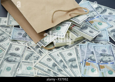 eine Menge Geld aus einer Papiertüte Stockfoto