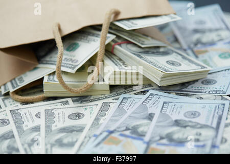 eine Menge Geld aus einer Papiertüte Stockfoto