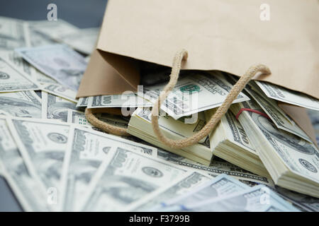 eine Menge Geld aus einer Papiertüte Stockfoto