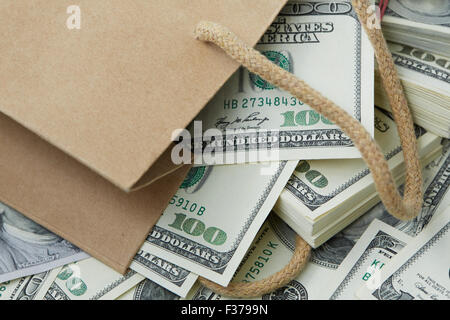 eine Menge Geld aus einer Papiertüte Stockfoto
