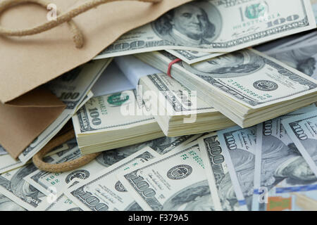 eine Menge Geld aus einer Papiertüte Stockfoto