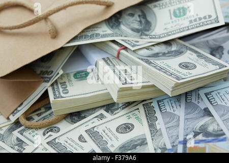 eine Menge Geld aus einer Papiertüte Stockfoto