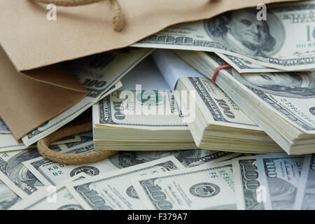 eine Menge Geld aus einer Papiertüte Stockfoto