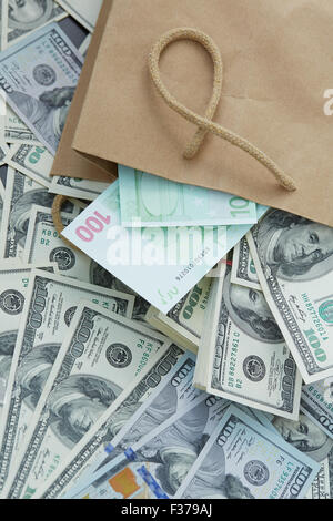 eine Menge Geld aus einer Papiertüte. Dollar und Euro Stockfoto