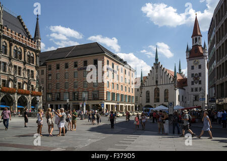 Marienplatz, Teil des neuen Rathauses auf dem linken, Einkaufszentrum Beck in der Mitte, altes Rathaus am hinten rechts, München Stockfoto