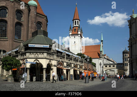 Viktualienmarkt, Café auf der Vorderseite, alte Rathaus an der Rückseite, München, Bayern, Deutschland Stockfoto