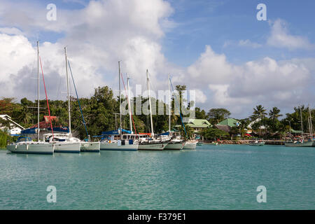 Segelboote und Yachten, La Passe Hafen, La Digue Island, Seychellen Stockfoto