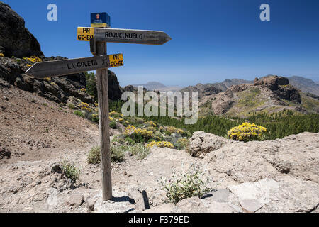 Wandern Wegweiser auf einen Wanderweg zum Roque Nublo, Blick auf die Berge im Westen von Gran Canaria, Kanarische Inseln, Spanien Stockfoto