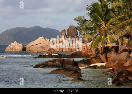 Granitfelsen im Abendlicht, Anse La Blague, Insel Praslin, Seychellen Stockfoto