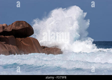 Starke Brandung, Buttern Meer, Granitfelsen, Grand Anse, Insel La Digue, Indischer Ozean, Seychellen Stockfoto