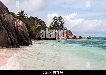 Strand und Granit Felsen am Anse Source d ' Argent, La Digue Island, Seychellen Stockfoto