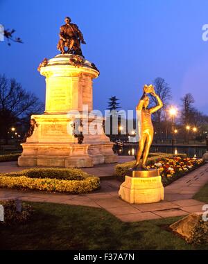 Gower-Denkmal und Prinz Hal-Statue in der Nacht, Stratford-upon-Avon, Warwickshire, England, Vereinigtes Königreich, West-Europa. Stockfoto