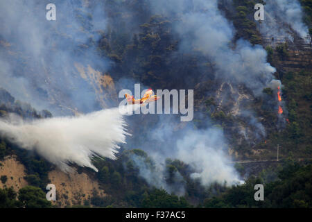 Feuer vom Aussterben bedroht, Feuerwehr Flugzeug Canadair CL-415, französischen Sécurité Civile, Meerwasser, großflächigen Waldbrand in fallen Stockfoto