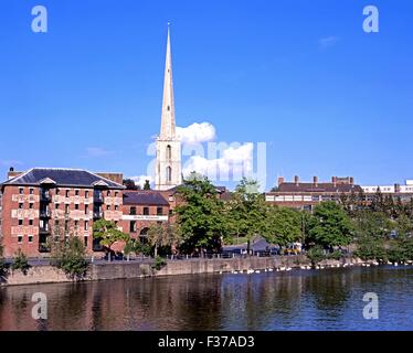 St Andrews Spire (Glovers Nadel) und South Quay aus gesehen jenseits des Flusses Severn, Worcester, Worcestershire, England, UK. Stockfoto