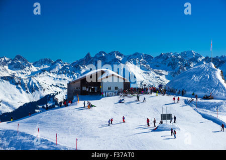 Skifahrer bei der Ifenbahn, im Winter, Hahnenköpflebahn Bergstation, Gottesackerplateau, Kleinwalsertal, Vorarlberg, Österreich Stockfoto