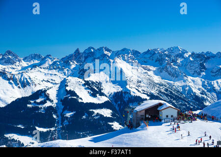 Skifahrer bei der Ifenbahn, im Winter, Hahnenköpflebahn Bergstation, Gottesackerplateau, Kleinwalsertal, Vorarlberg, Österreich Stockfoto