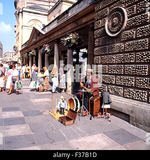 Straßenmusiker vor der Trinkhalle Eingang, Bad, Avon, England, Vereinigtes Königreich, West-Europa. Stockfoto