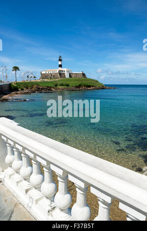 Porträt der Leuchtturm Farol da Barra vom Balkon Promenade in Salvador, Brasilien Stockfoto