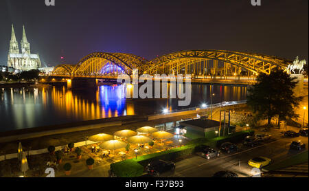 Stadtpanorama bei Nacht, Hohenzollernbrücke, Dom, Philharmonie, Köln, Rhein, Reiterstandbild Friedrichs Stockfoto