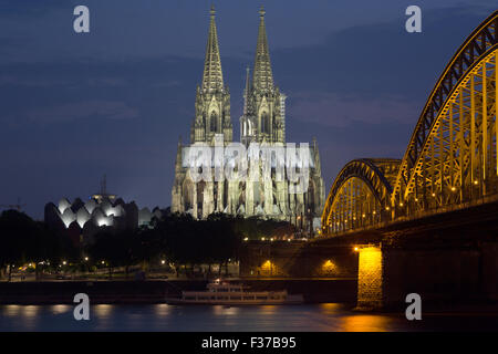 Kölner Dom zur blauen Stunde, Philharmonie, Hohenzollernbrücke, Rhein, Köln, Nordrhein-Westfalen, Deutschland Stockfoto