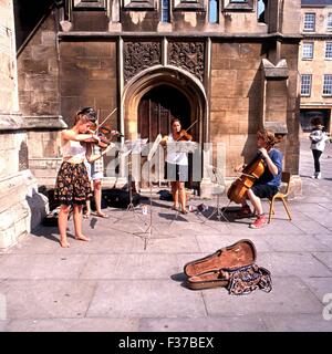 Junge Straßenmusiker spielen durch die Abtei, Bad, Avon, England, Vereinigtes Königreich. Stockfoto