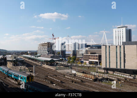 Cardiff, Wales, UK, 30. September 2015: Cardiff Millennium Stadium, Cardiff Central Station von Jakob antike Dach gesehen Stockfoto