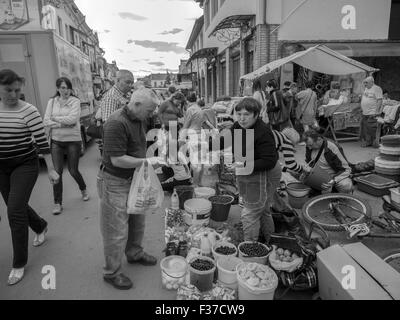 11. Juli 2015 - Bauernmarkt in Kolomyja. Landwirte verkaufen Obst und Gemüse im eigenen Betrieb produziert (Credit-Bild: © Igor Golovniov über ZUMA Draht) Stockfoto