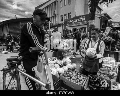 11. Juli 2015 - Bauernmarkt in Kolomyja. Landwirte verkaufen Obst und Gemüse im eigenen Betrieb produziert (Credit-Bild: © Igor Golovniov über ZUMA Draht) Stockfoto