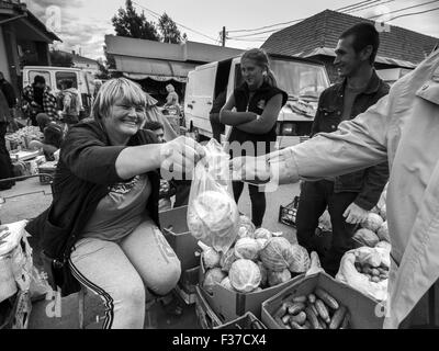 11. Juli 2015 - Bauernmarkt in Kolomyja. Landwirte verkaufen Obst und Gemüse im eigenen Betrieb produziert (Credit-Bild: © Igor Golovniov über ZUMA Draht) Stockfoto