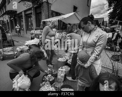 11. Juli 2015 - Bauernmarkt in Kolomyja. Landwirte verkaufen Obst und Gemüse im eigenen Betrieb produziert (Credit-Bild: © Igor Golovniov über ZUMA Draht) Stockfoto