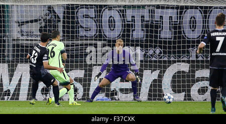 Mönchengladbach, Deutschland. 30. Sep, 2015. Lars Stindl (Borussia Mönchengladbach) (L) macht das 1:0 gegen Torhüter Joe Hart (Manchester City) in der UEFA Champions League zwischen Borussia Moenchengladbach und Manchester City, Borussiapark in Mönchengladbach am 30. September 2015. Bildnachweis: Dpa picture Alliance/Alamy Live News Stockfoto