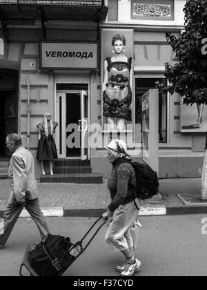 11. Juli 2015 - Bauernmarkt in Kolomyja. Frau beim Einkaufen wieder vom Markt von Läden, die modische Kleidung. (Bild Kredit: Igor Golovniov © über ZUMA Draht) Stockfoto