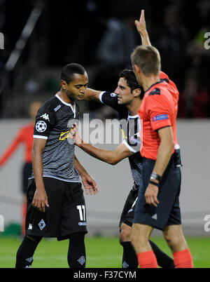 Mönchengladbach, Deutschland. 30. Sep, 2015. UEFA Champions League, 2015/16 Prliminary Runde, 2. Spieltag, Borussia Mönchengladbach (Mönchengladbach, Gladbach) vs. Manchester City---Komfort Lars Stindl (MGL.re.), Raffael (Gladbach) nach Elfmeter Credit: Kolvenbach/Alamy Live-Nachrichten Stockfoto