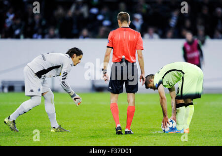 Mönchengladbach, Deutschland. 30. Sep, 2015. UEFA Champions League, 2015/16 Prliminary Runde, 2. Spieltag, Borussia Mönchengladbach (Mönchengladbach, Gladbach) vs. Manchester City FC 1:2---Torhüter Yann Sommer (Gladbach, Li) Uhren Sergio Agüero eine Strafe den Ball vorbereiten. Center:: Referree Clement Turpin (FRA) Credit: Kolvenbach/Alamy Live-Nachrichten Stockfoto