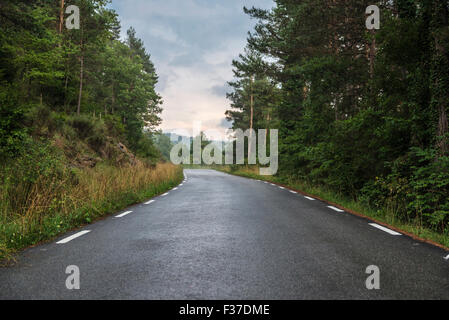 Bergstraße an einem regnerischen Tag in Katalonien, Spanien Stockfoto
