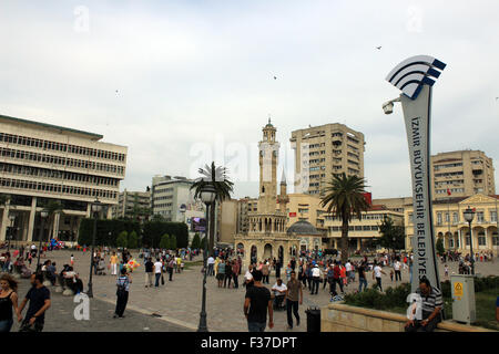 Berühmte alte Uhrenturm am Konak Square, Izmir, im Jahr 1901 erbaut, der Turm wurde das Wahrzeichen von Izmir. Stockfoto