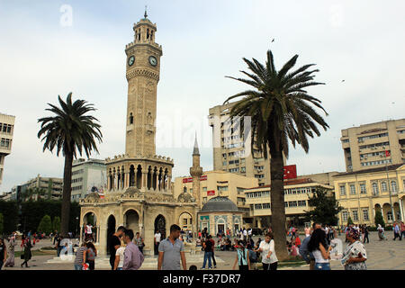 Berühmte alte Uhrenturm am Konak Square, Izmir, im Jahr 1901 erbaut, der Turm wurde das Wahrzeichen von Izmir. Stockfoto