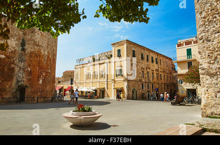 Straßenszene in Alghero, Sardinien Stockfoto